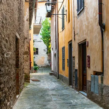 Sol & Sombra In Barga